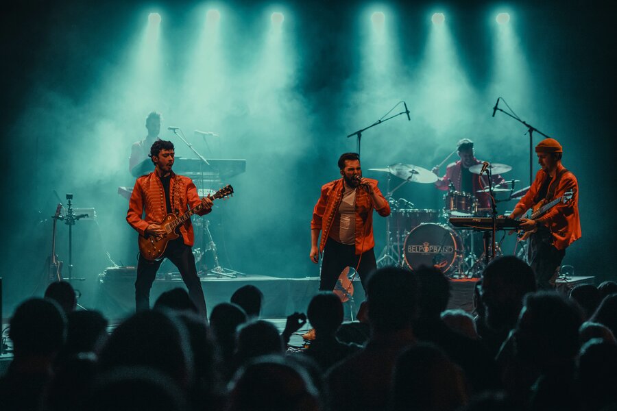 Belpopband live op het podium