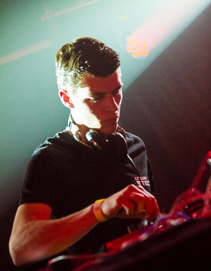 DJ Stecks achter de draaitafels