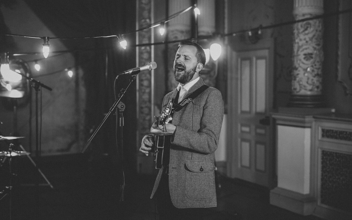 Singer-songwriter tijdens een ceremonie