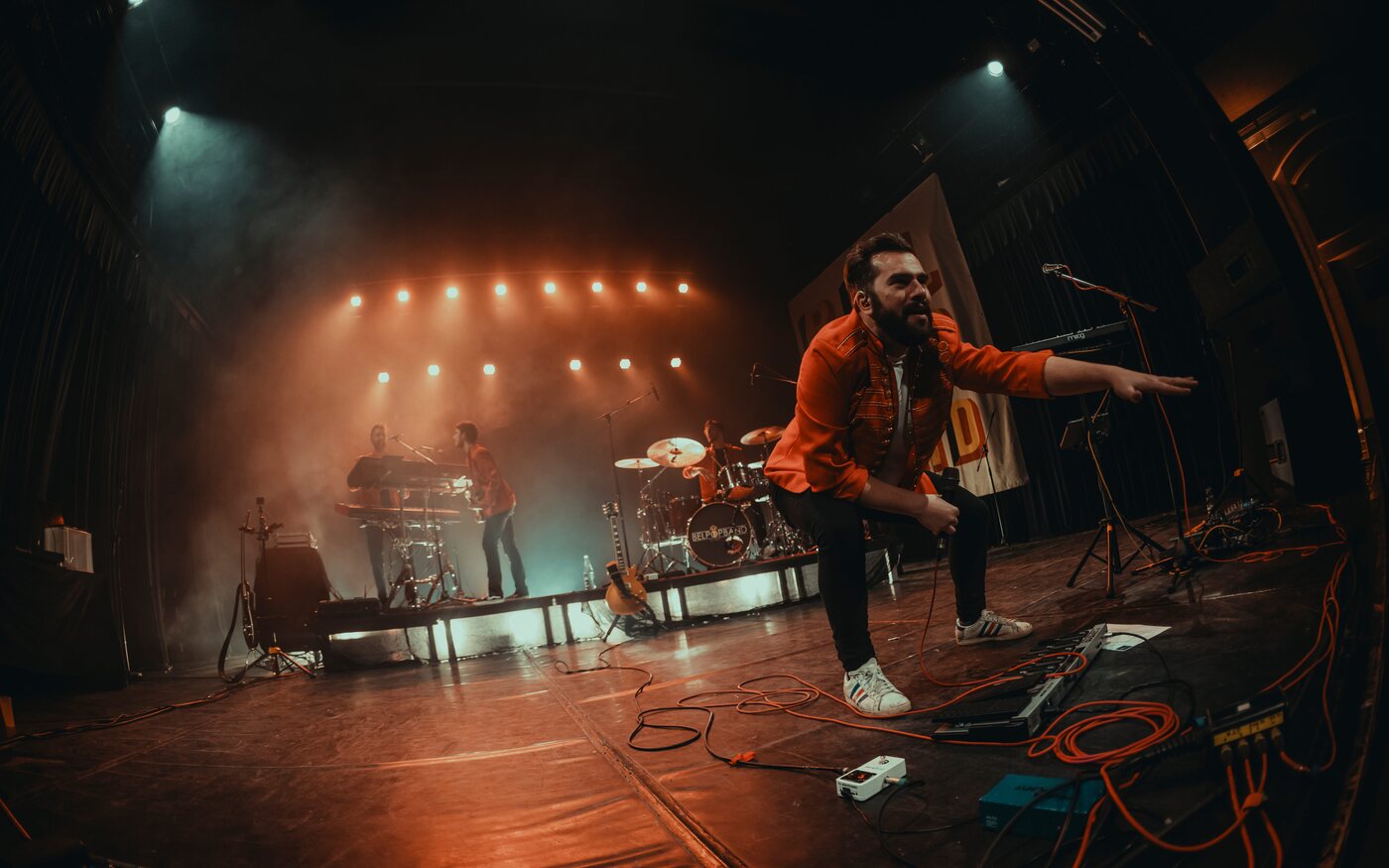 Band live op een festivalpodium