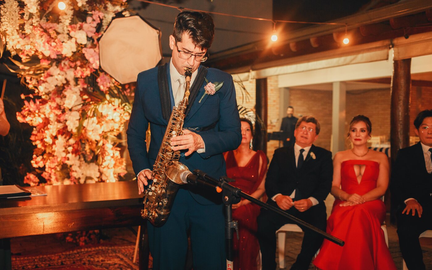 Saxofonist tijdens een receptie